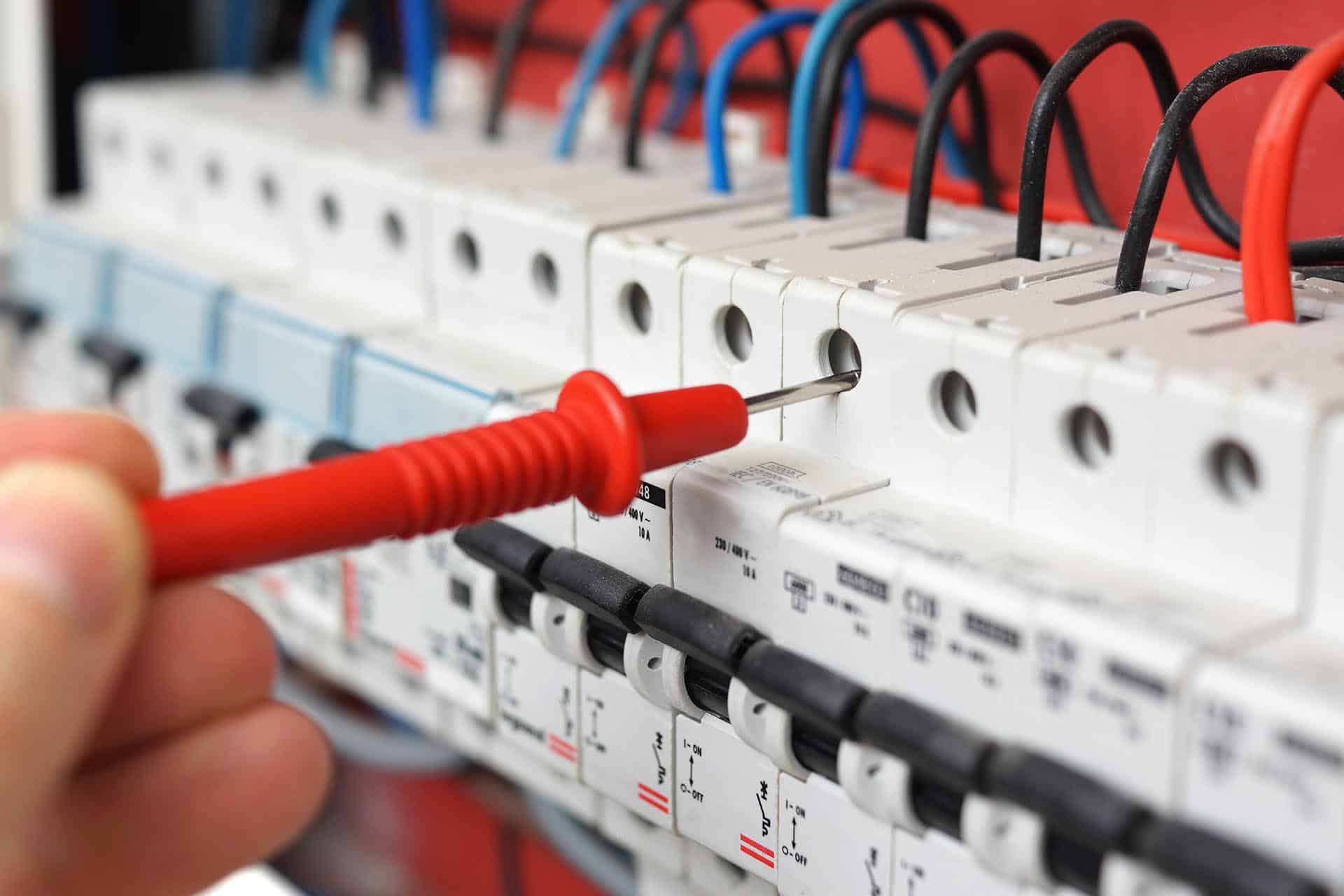 Elektriker i gang med at arbejde i en el-tavle