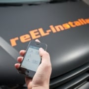 reEl-installation logo på køleren af en bil